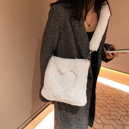 Zoe – Plush Heart-Design Fur Handbag with Soft Handle and Zipper Closure